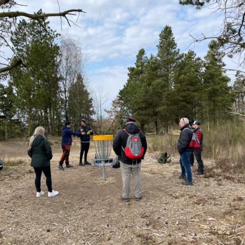 Den første aktiviteter - Tur gik til Momhøje, hvor børn kan lege i naturlegeplads mens andre, der vil gerne prøve discgolf.