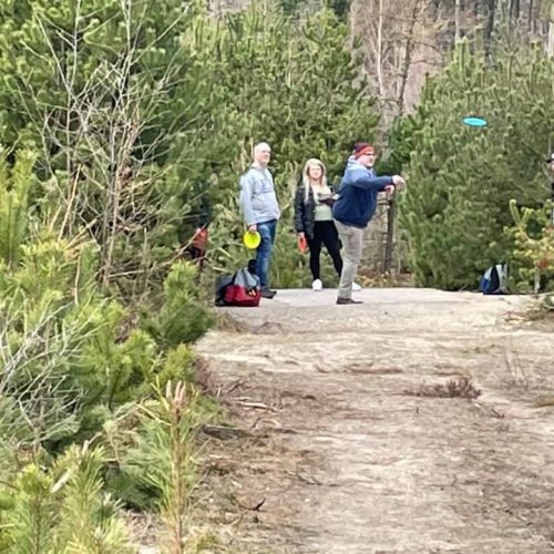 Den første aktiviteter - Tur gik til Momhøje, hvor børn kan lege i naturlegeplads mens andre, der vil gerne prøve discgolf.