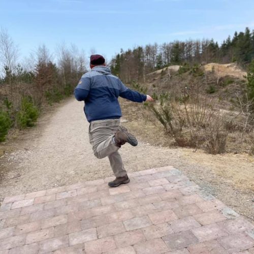 Den første aktiviteter - Tur gik til Momhøje, hvor børn kan lege i naturlegeplads mens andre, der vil gerne prøve discgolf.