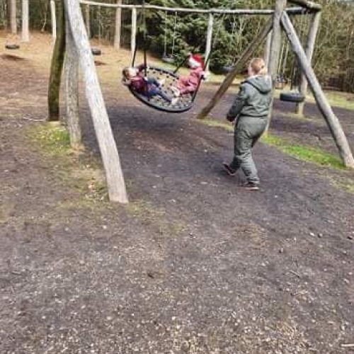 Den første aktiviteter - Tur gik til Momhøje, hvor børn kan lege i naturlegeplads mens andre, der vil gerne prøve discgolf.