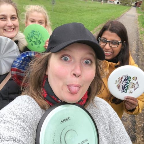 4 kvinder discgolf-medlemmer har trænet sammen i Skibbild